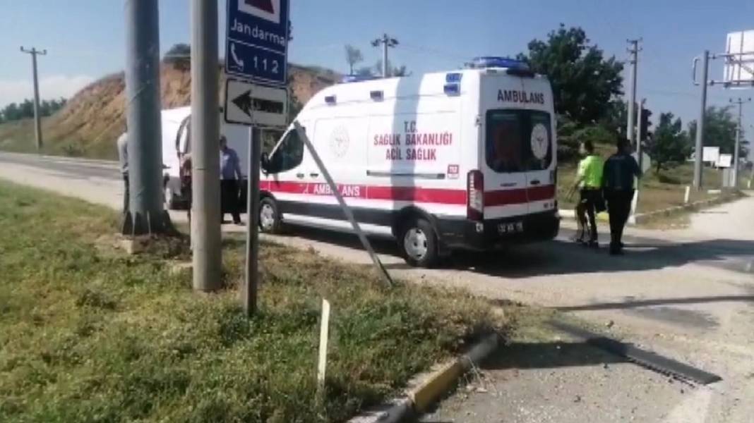 Konya yolunda kaza: Önce tabelaya sonra levhaya çarptı! 1